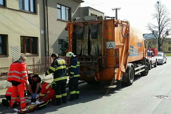 Muže z mechanismu popelářského vozu vyprostili hasiči