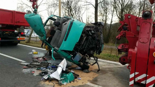 U nehody tří vozidel zraněno osm osob