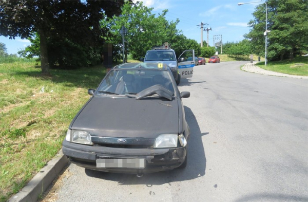 Dopravní nehoda potahového vozidla se zaparkovaným autem v České Třebové
