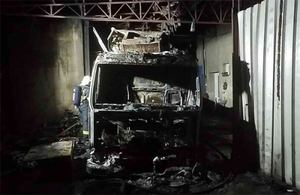 Plameny zničily nákladní automobil i s přístřeškem