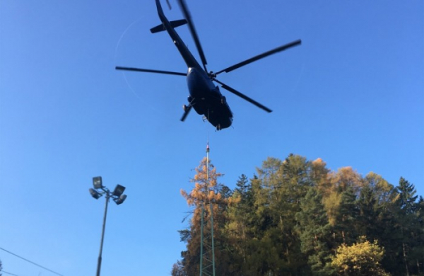 Obří vrtulník usazoval v České Třebové stožár vrtulníkem