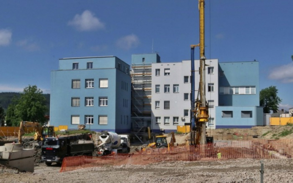 Výstavba centrálního příjmu v Ústí nad Orlicí je v plném proudu