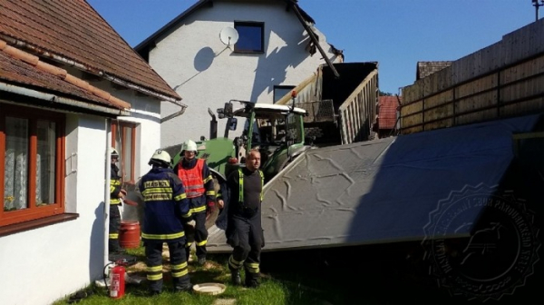 Traktor s přívěsem naboural do plotu a dvou rodinných domů