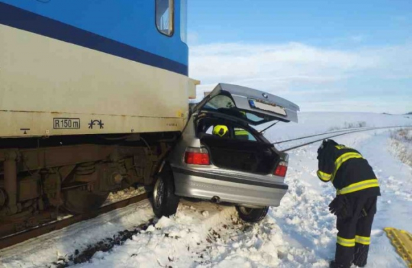 Sedmadvacetiletý řidič osobního vozu střet s vlakem nepřežil