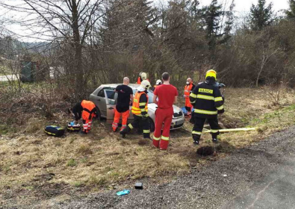 Při nehodě dvou osobních vozidel u Lanškrouna zasahoval i vrtulník LZS