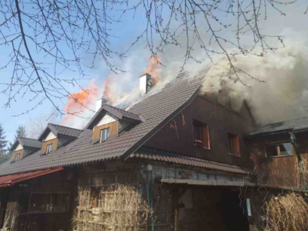 Po požáru domu v Dolní Lipce museli hasiči rozebrat střešní krytinu i dřevěné obložení