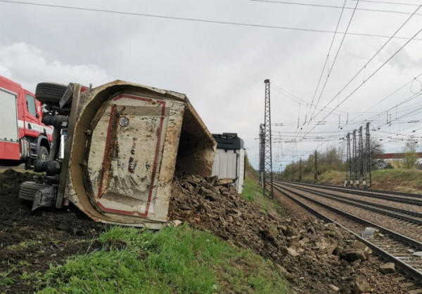 Na Orlickoústecku se převrátil kamion, vysypaný náklad poškodil projíždějící vlak