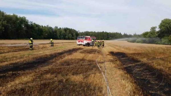 Technická závada na kombajnu způsobila na Orlickoústecku požár pole