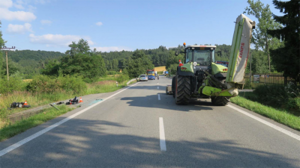 Na Orlickoústecku se střetl motorkář s traktorem, policie hledá svědky