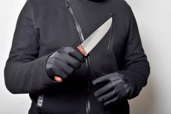 Cestující ve vlaku s nožem v ruce oloupil dva nezletilé chlapce