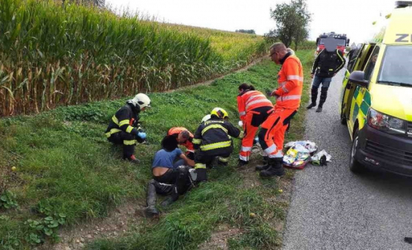 U obce Helvíkovice boural motorkář, první pomoc poskytli zraněnému ostatní motocyklisté
