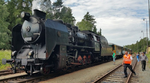 Téměř 3000 cestujících prozatím využilo sobotní historické jízdy parních vlaků na Králicku