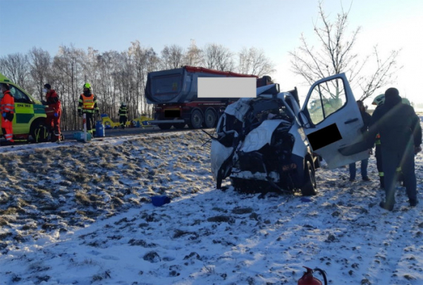 Při střetu dodávky a kamionu na Svitavsku se zranili oba řidiči, na místo letěl i vrtulník LZS