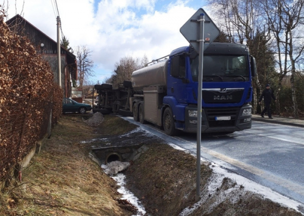 Při dopravní nehodě v Horních Heřmanicích došlo k převrácení cisterny s mlékem