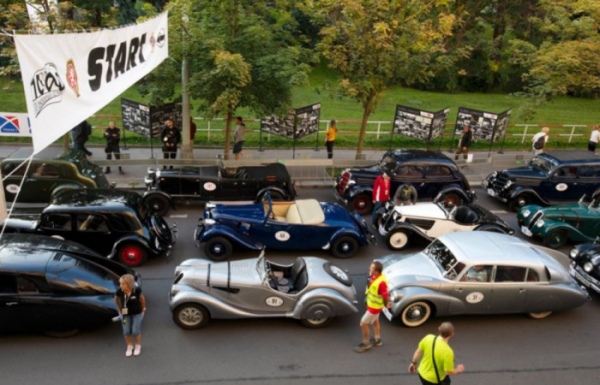 Letošní ročník soutěže 1000 mil československých připomíná 125. výročí začátku automobilové výroby u nás