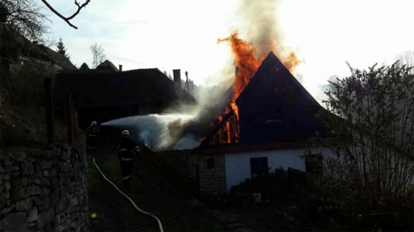 Hasiči likvidovali požár střechy domu v Zádolí