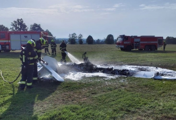 Ve Vysokém Mýtě spadl na letiště hořící ultralight, pilota zachránil kolemjedoucí řidič