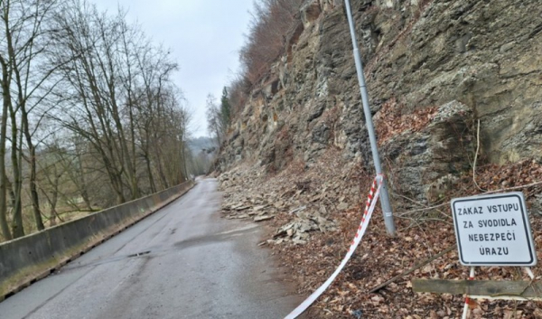 Svah u Brandýsa nad Orlicí je už z části zabezpečený, auta by po silnici měla jezdit nejpozději do konce dubna
