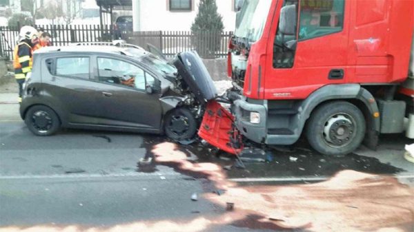 Dopravní nehoda osobního a nákladního vozidla v obci Libchavy