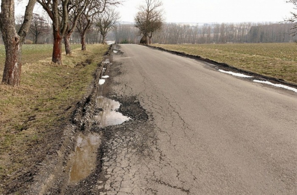 Státní příspěvek na opravu zdevastované silnice u České Třebové je ohrožen